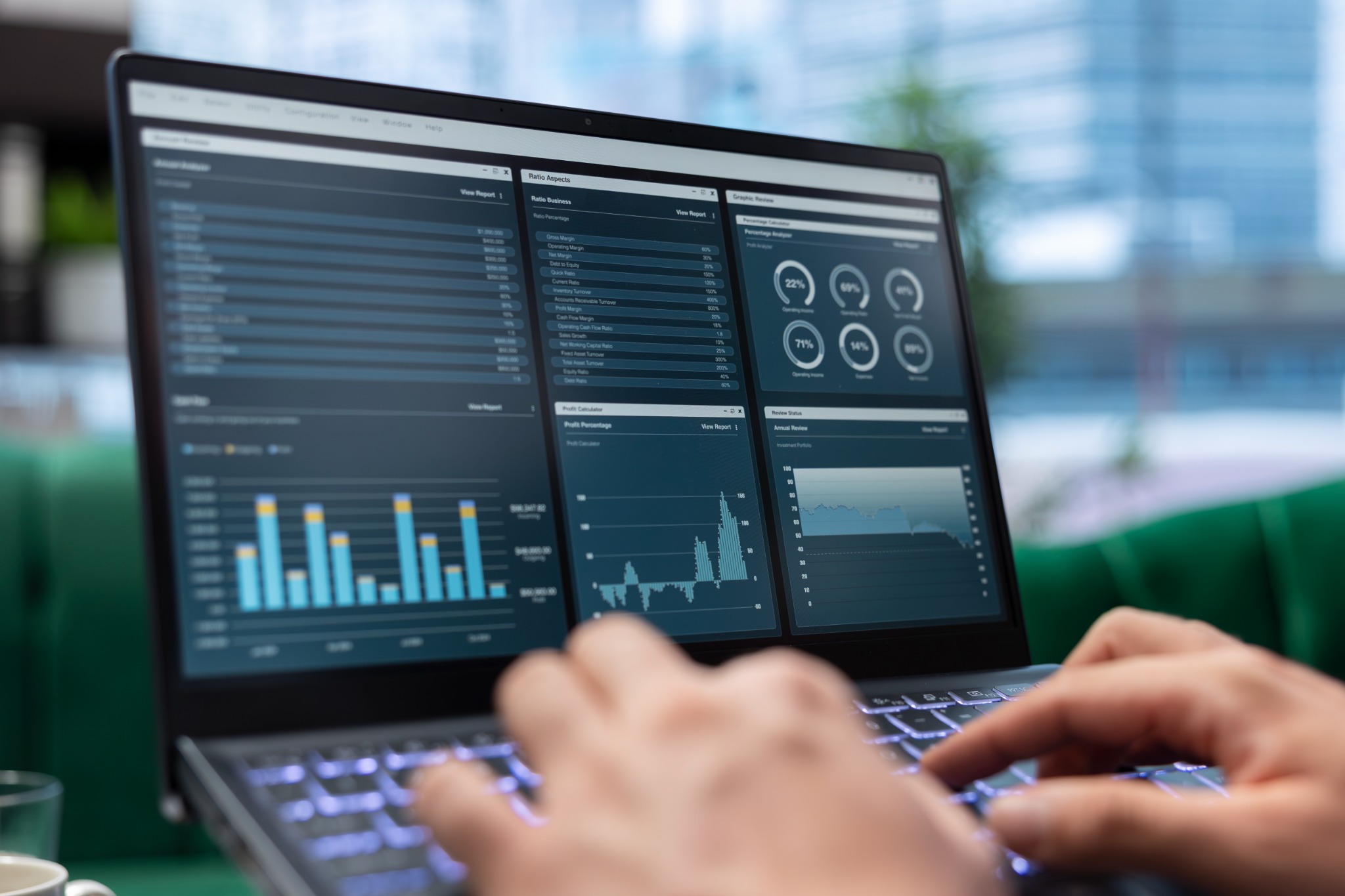 Χρήστης που εργάζεται σε laptop με αναλυτικό dashboard